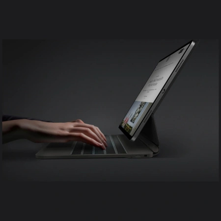 Etui UNIQ Venno Pro Magnetic Smart  z klawiaturą do iPad Air 13" 2024 / 2025 / iPad Pro 13" 2024 - czarne