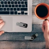 GOODRAM PENDRIVE 16 GB USB 3.2 GEN 1 DO KOMPUTERÓW STACJONARNYCH Z TEKSTURĄ