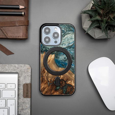 Etui z drewna i żywicy na iPhone 15 Pro MagSafe Bewood Unique Planeta Ziemia - niebiesko-zielone