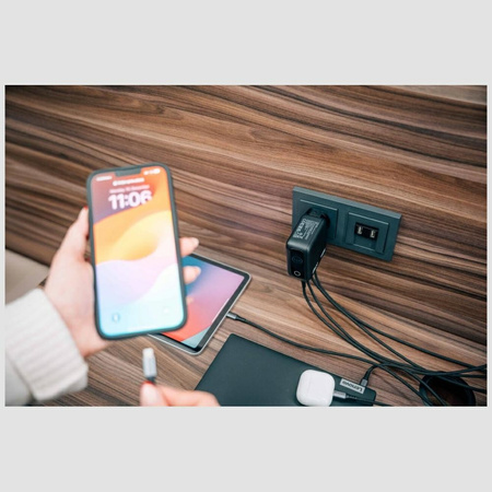 Ładowarka sieciowa Verbatim Mini GaN     140W 3xUSB-C PD/1x USB-A QC adapter UE/UK/USA czarny 30240